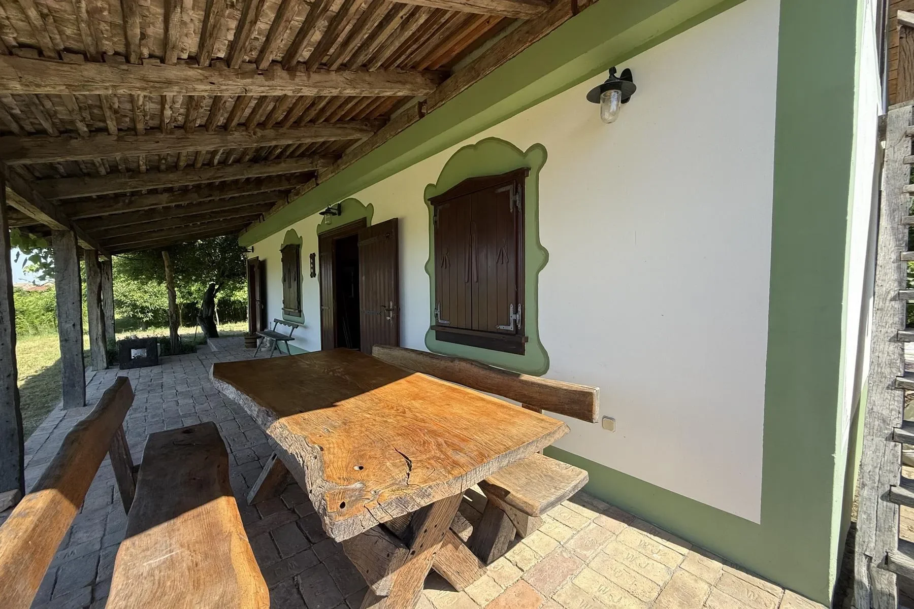 Exterior photo 5