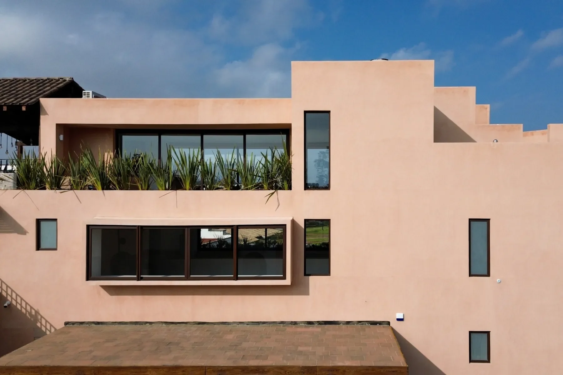 Exterior photo 4