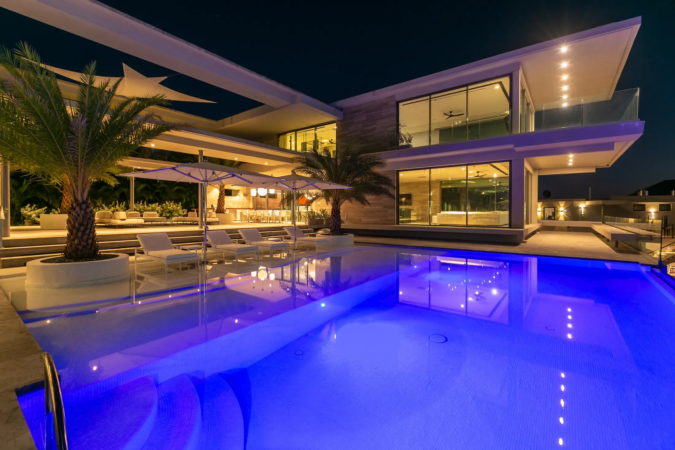 Exterior photo 5