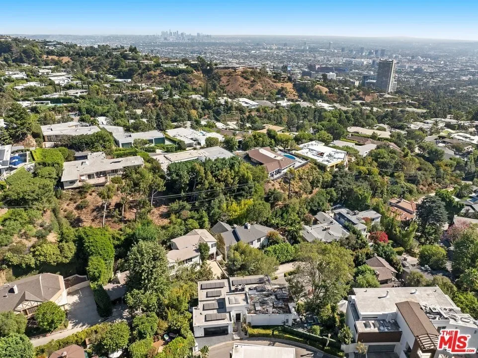 9314 Lloydcrest Drive, Beverly Hills, California, United States. - Photo 13