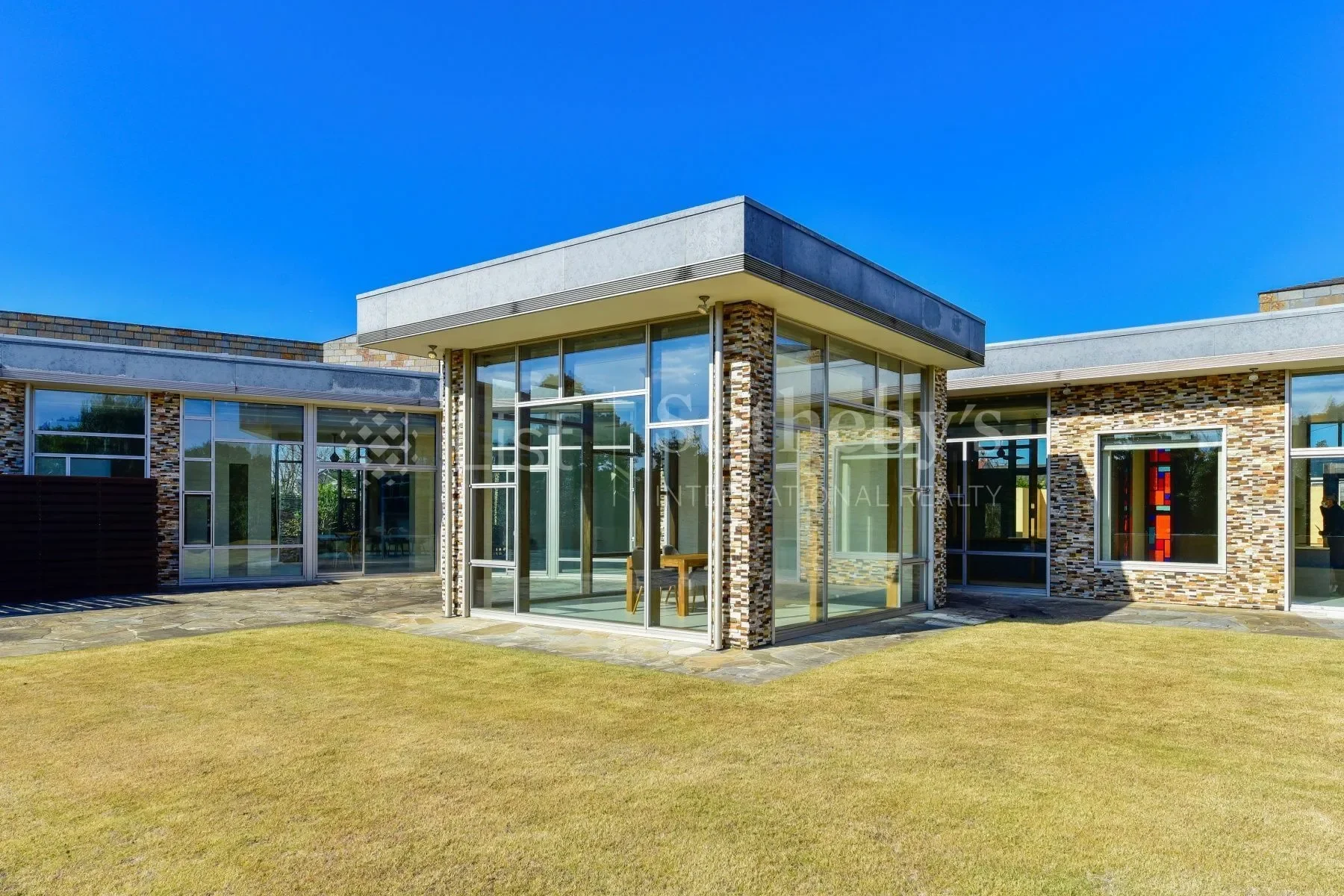 Exterior photo 7