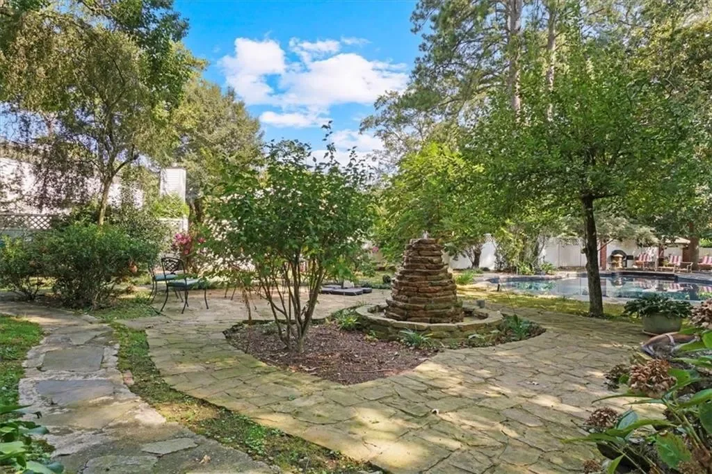 Exterior photo 8