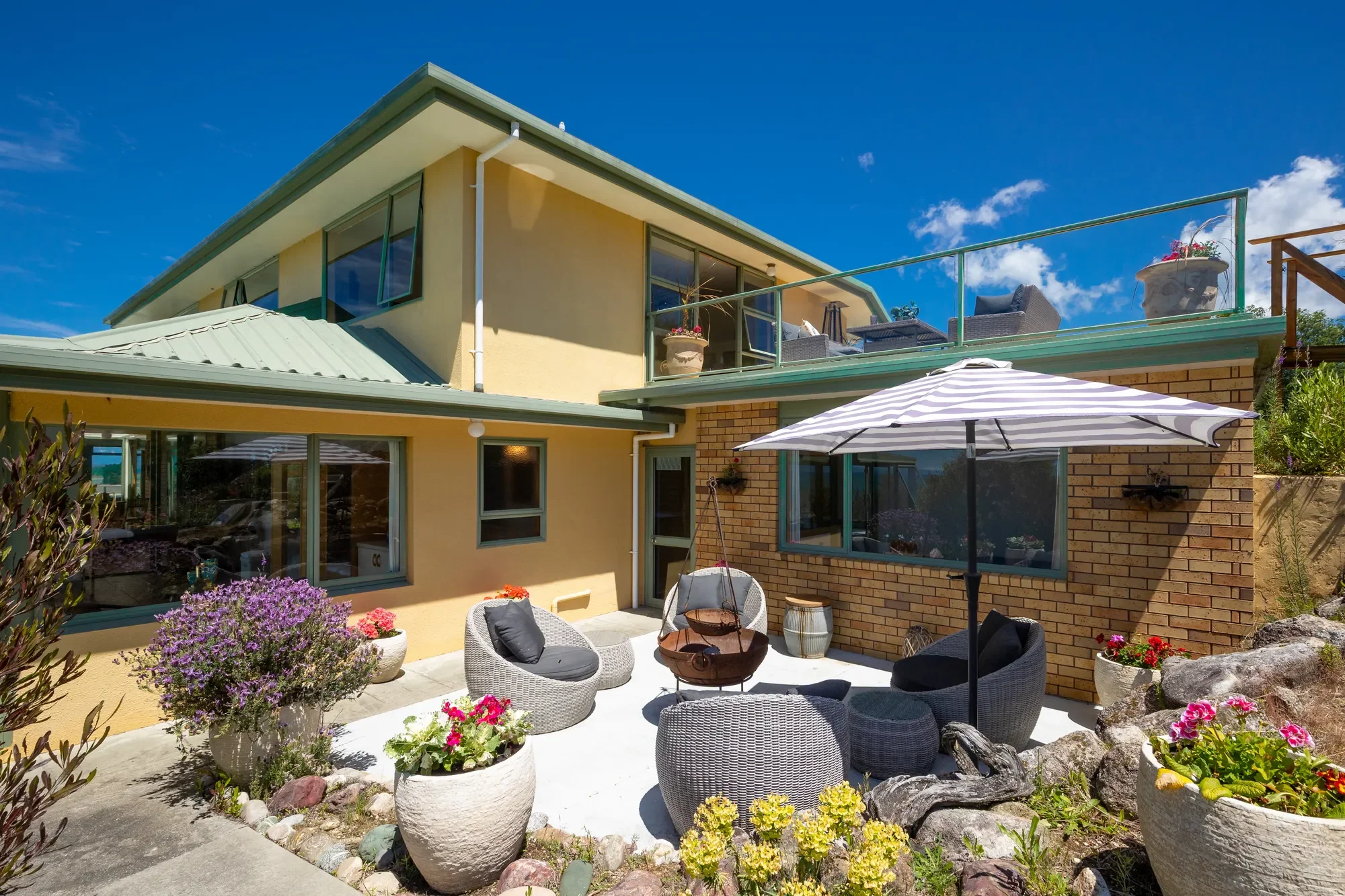 Exterior photo 5