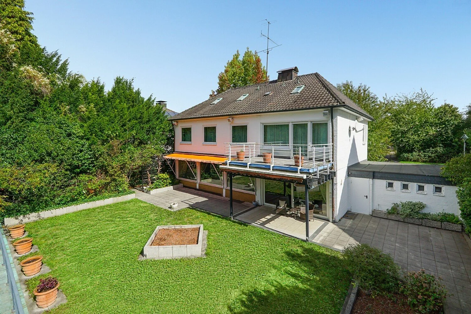 Exterior photo 3