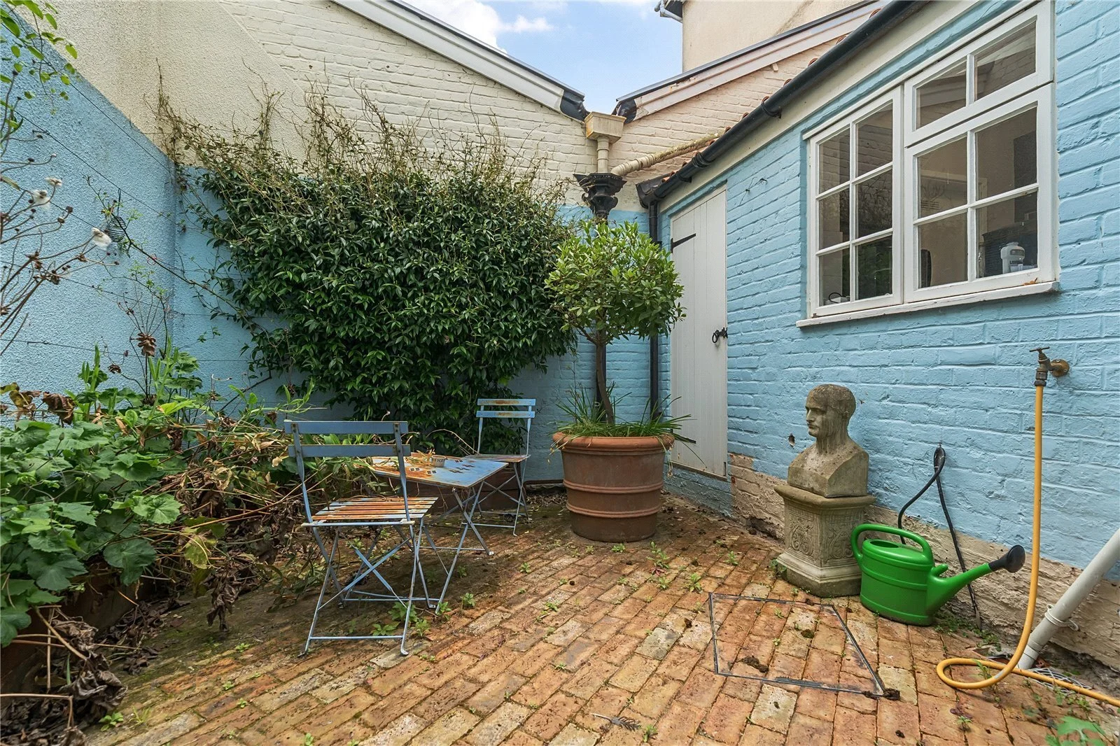 Exterior photo 1