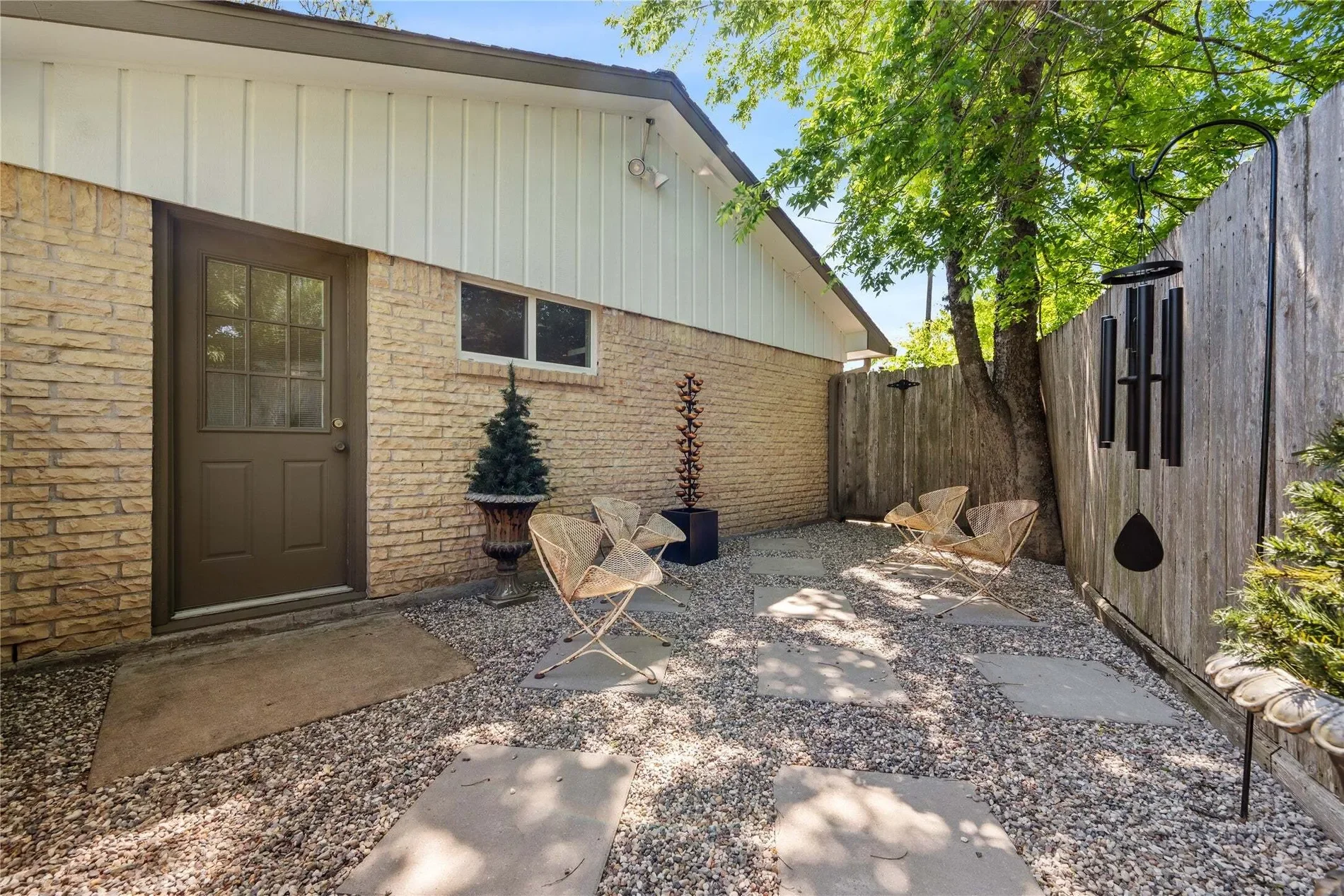 Exterior photo 4