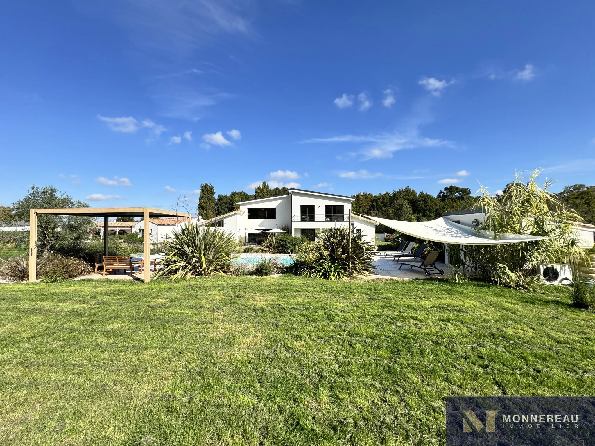 Exterior photo 7