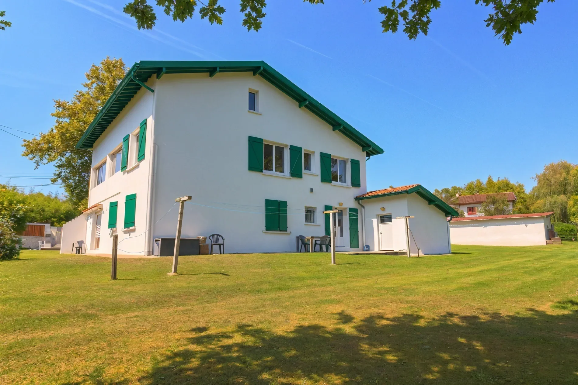 Exterior photo 5