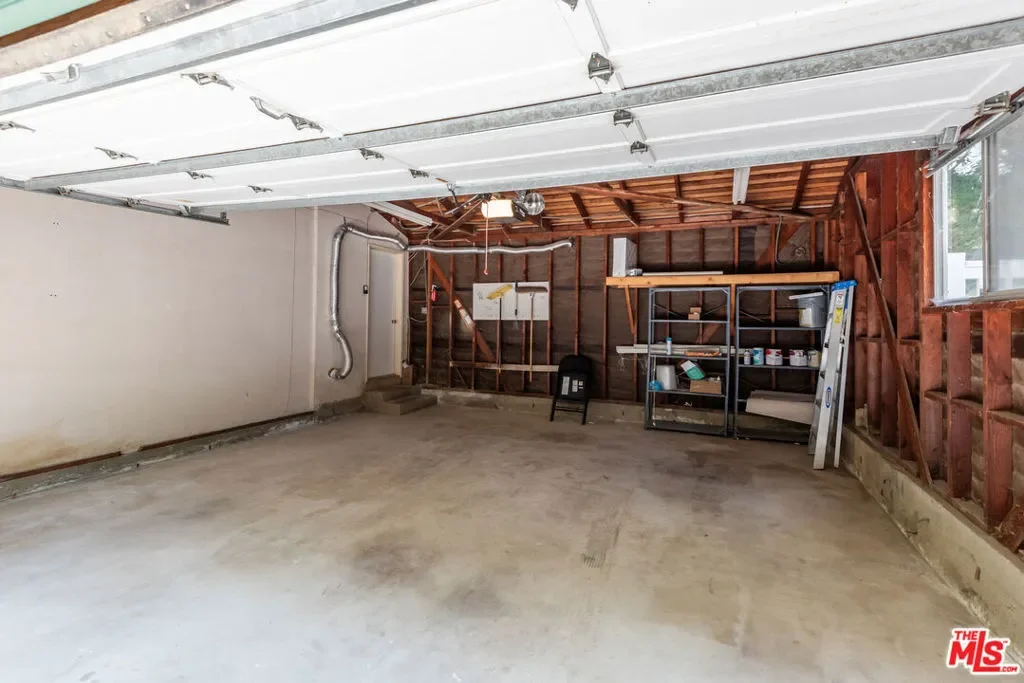 1247 N Bundy Drive, Los Angeles, California, United States. - Photo 25