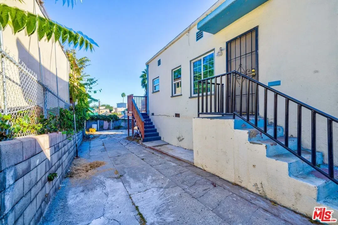 308 E Edgeware Rd, Los Angeles, California, United States. - Photo 5