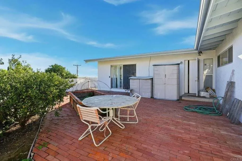 Exterior photo 10