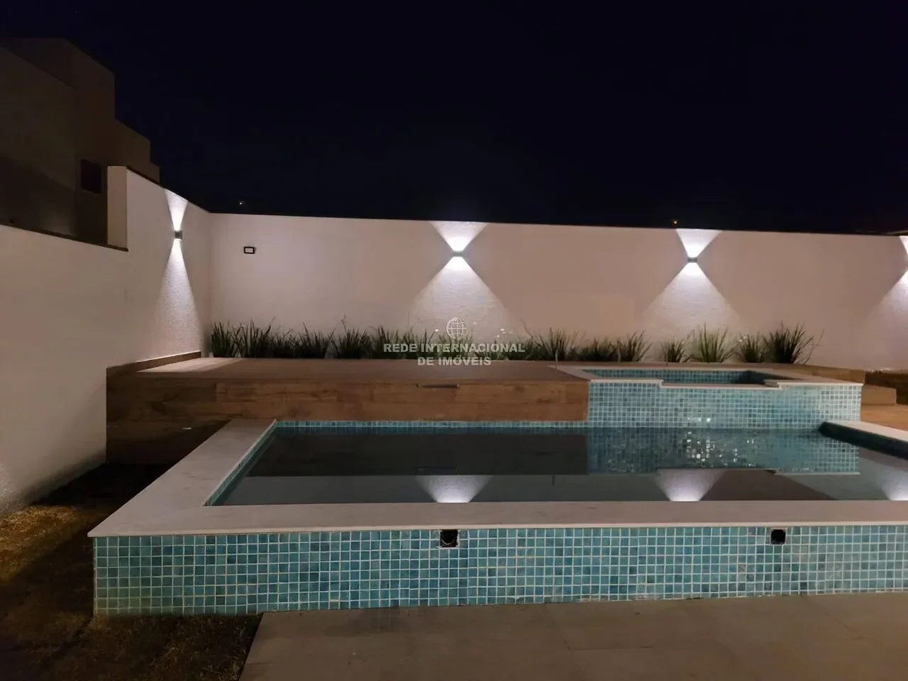 Exterior photo 5