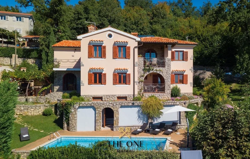 Villa with a pool and a panoramic sea view