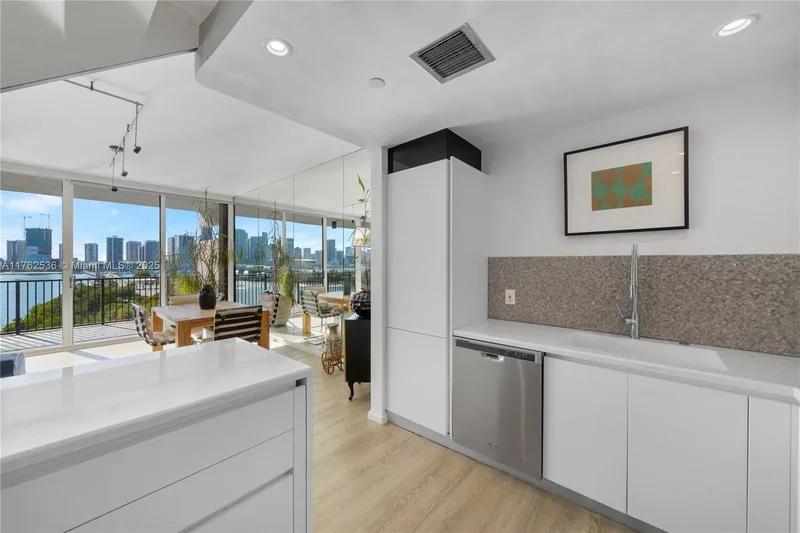1000 Venetian Way 810, Miami, Florida, United States. - Photo 17