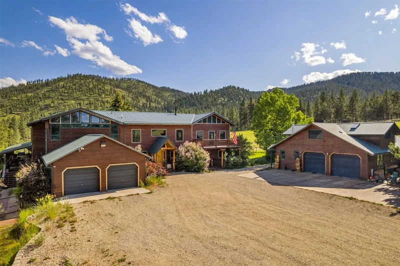 6 Bedrooms Single Family Detached
