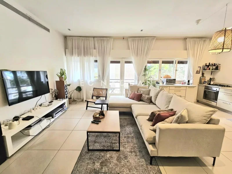 For sale in Tel Aviv, Cote Rothschild, renovated 3-room apartment