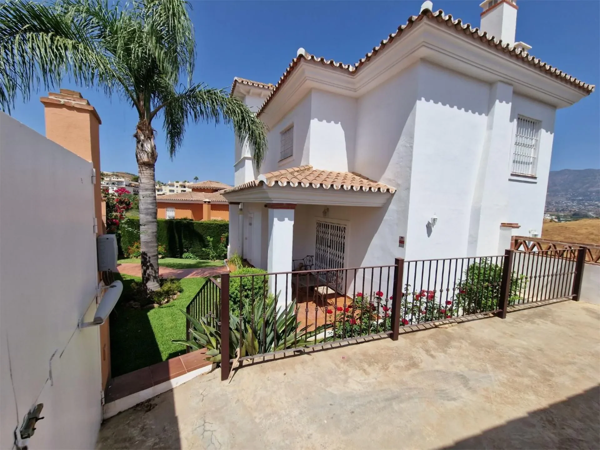 Exterior photo 8