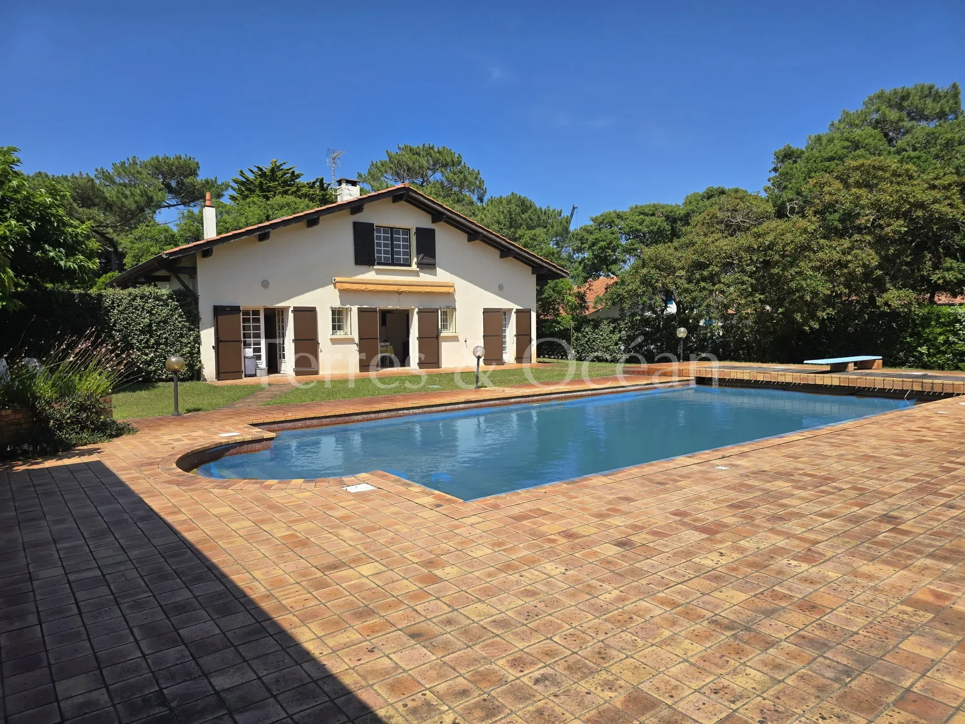 Exterior photo 2