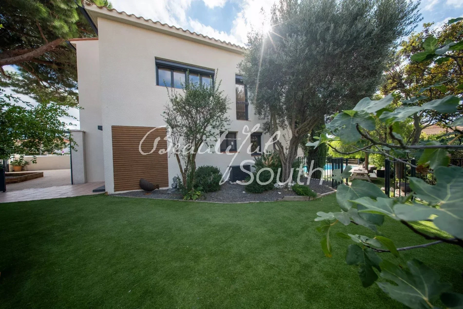 Exterior photo 2
