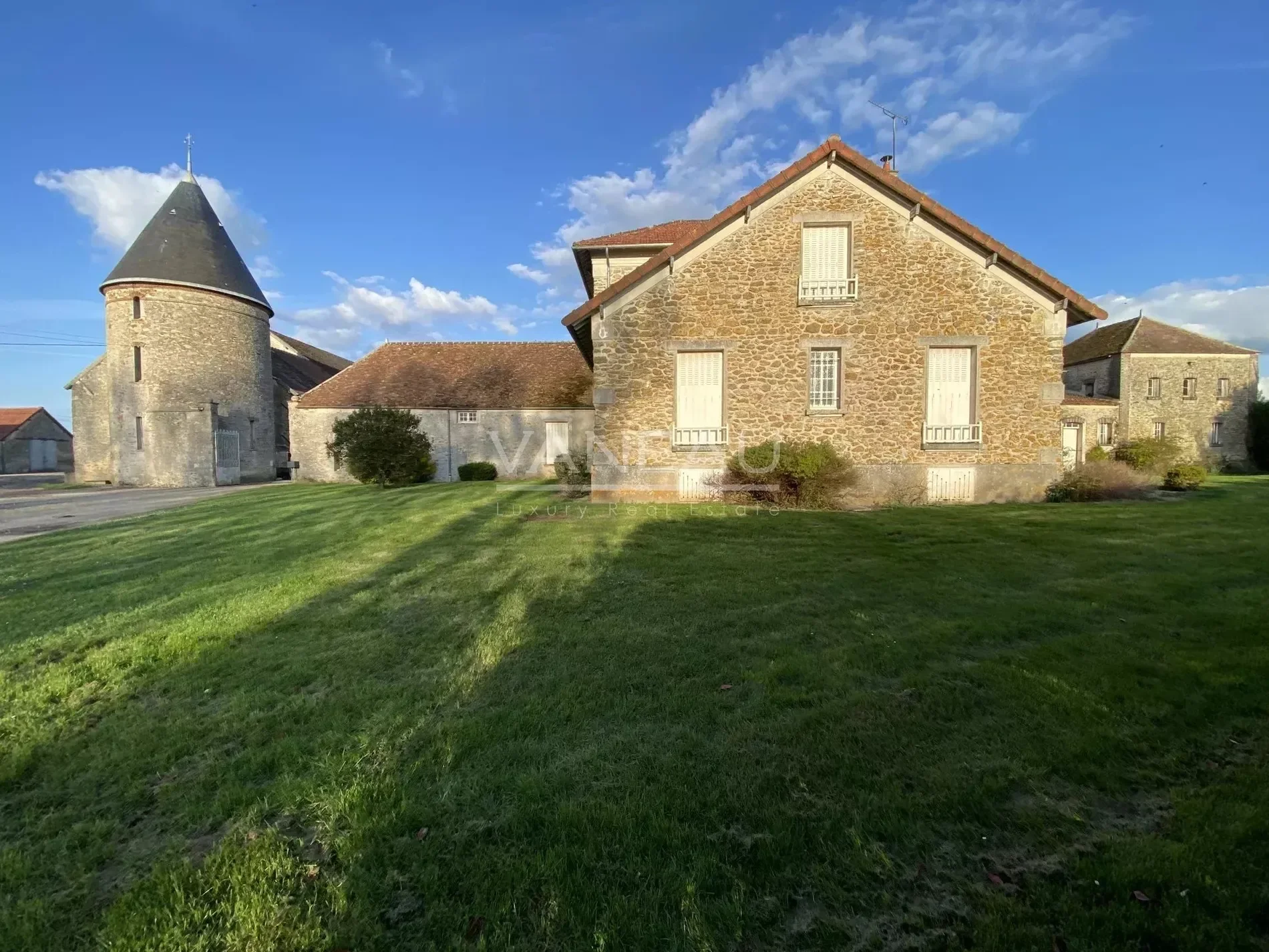 Exterior photo 3