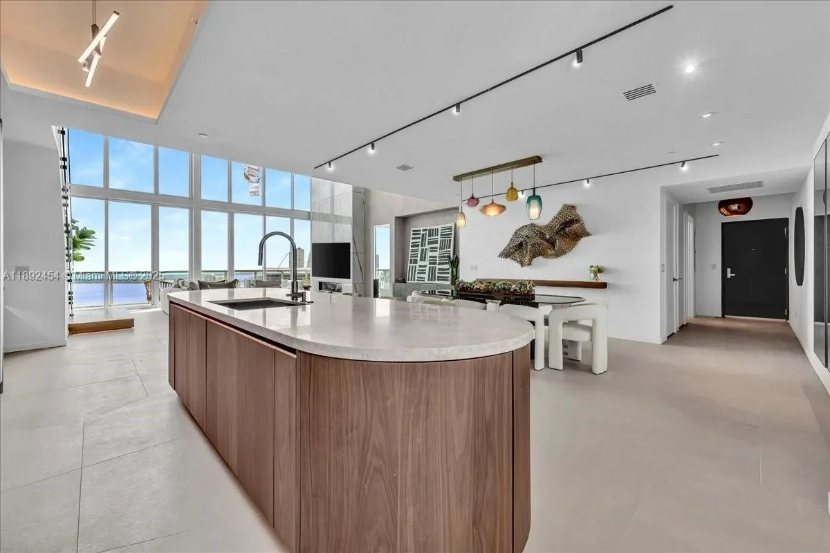 888 Biscayne Blvd #PH 5704, Miami, FL 33132, Miami, Florida, United States. - Photo 50