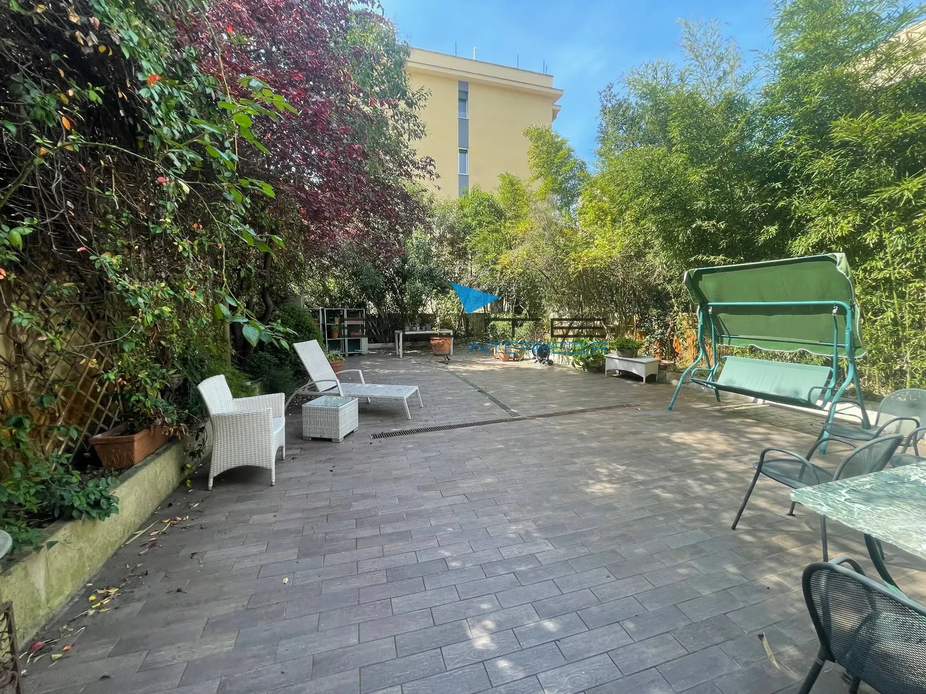 Exterior photo 2