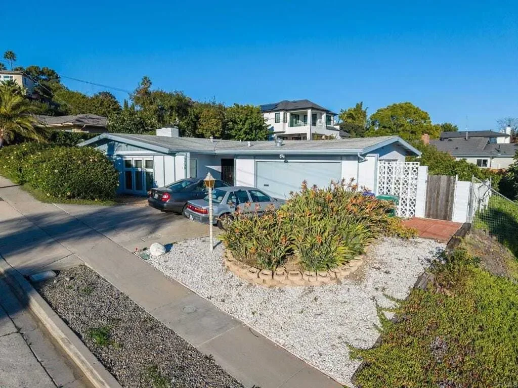 Exterior photo 4