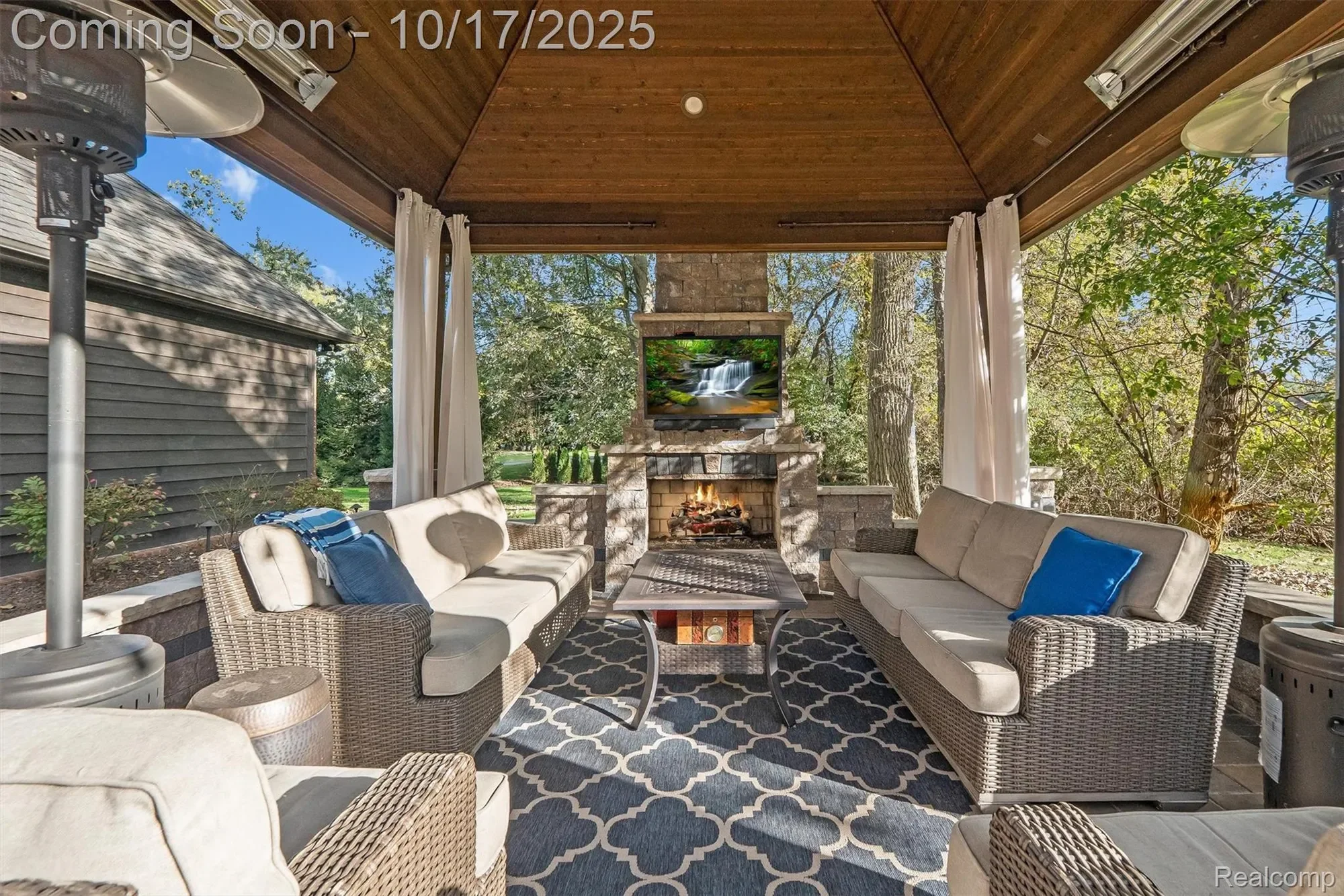 25325 Devon Lane, Franklin Village, MI 48025, Beverly Hills, Michigan, United States. - Photo 3
