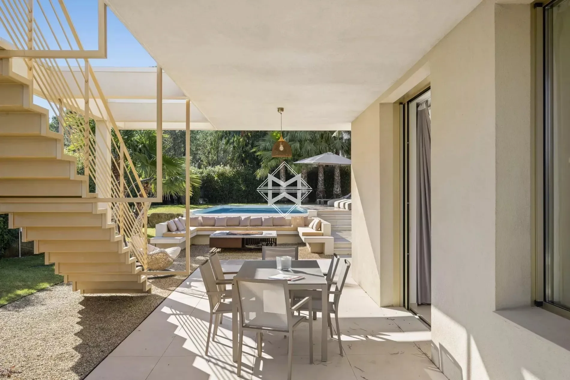 Exterior photo 2