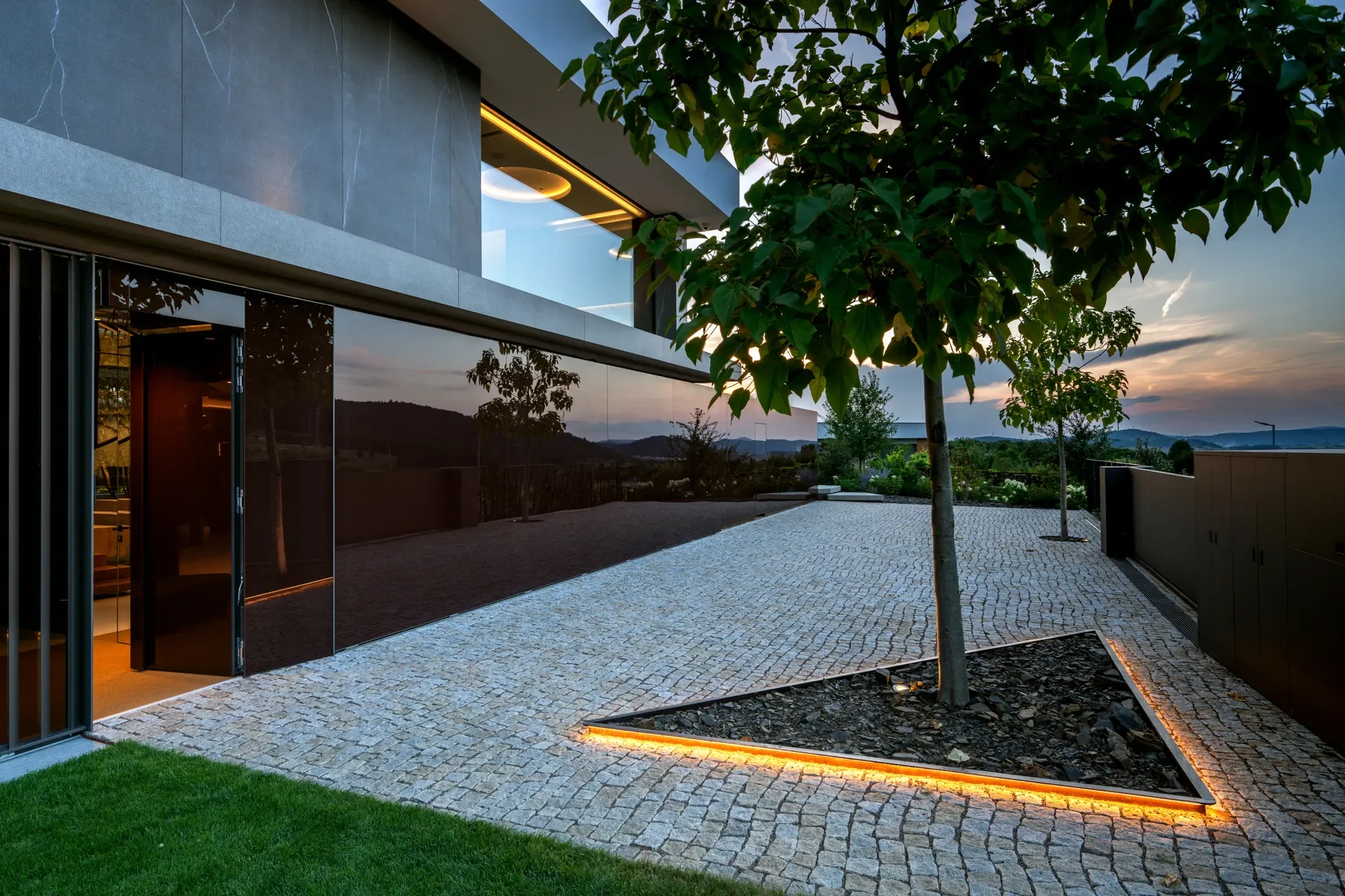 Exterior photo 6