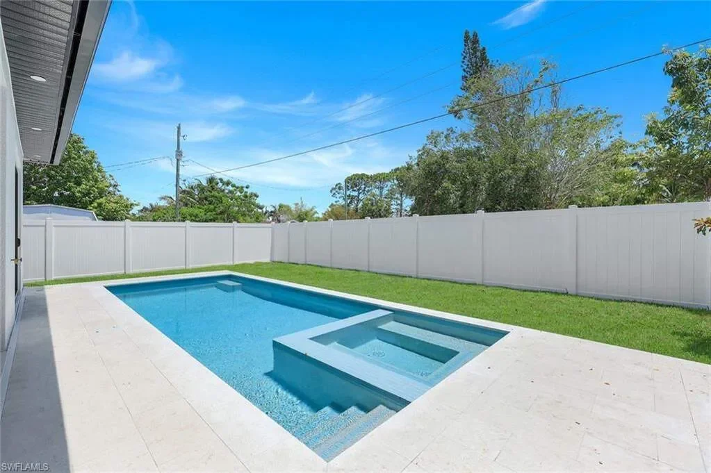 Exterior photo 5