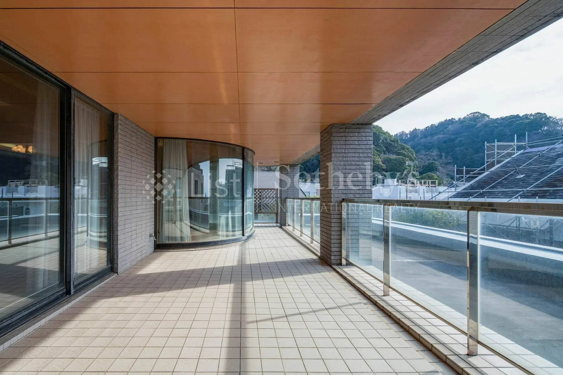 Exterior photo 1