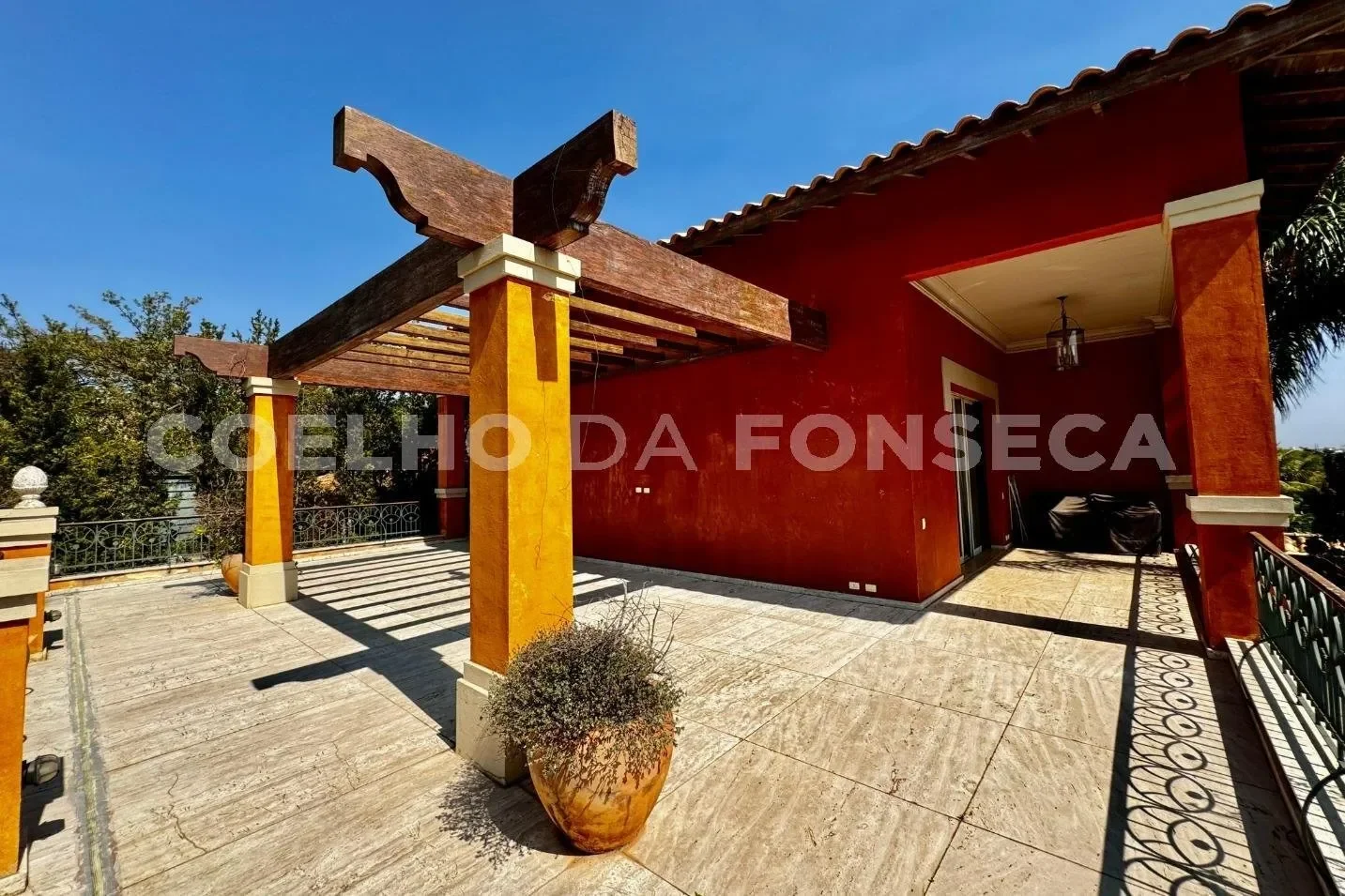 Exterior photo 2