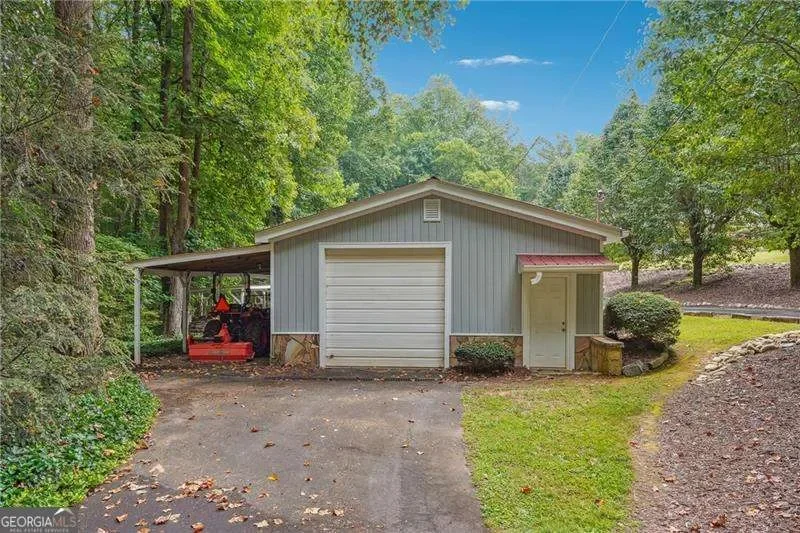 Exterior photo 7