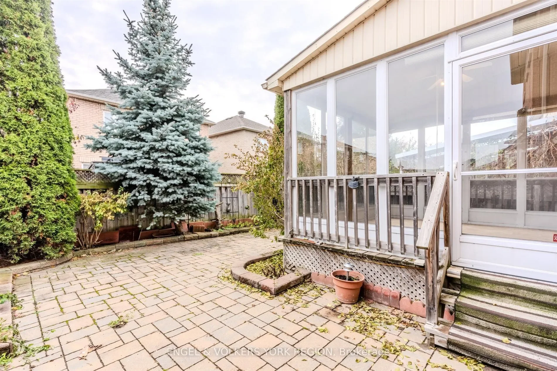 Exterior photo 4