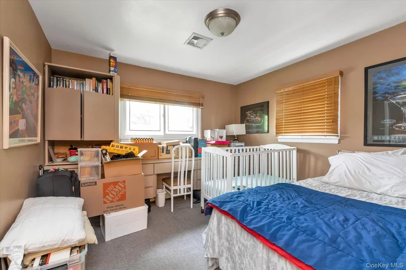 1055 Cedarhurst Street, Valley Stream, New York, United States. - Photo 17