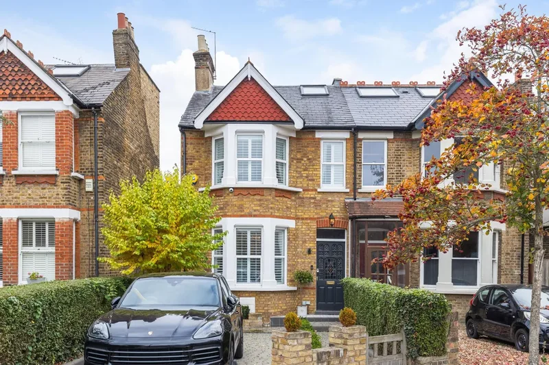 5 bedroom Semi-Detached House for sale in London