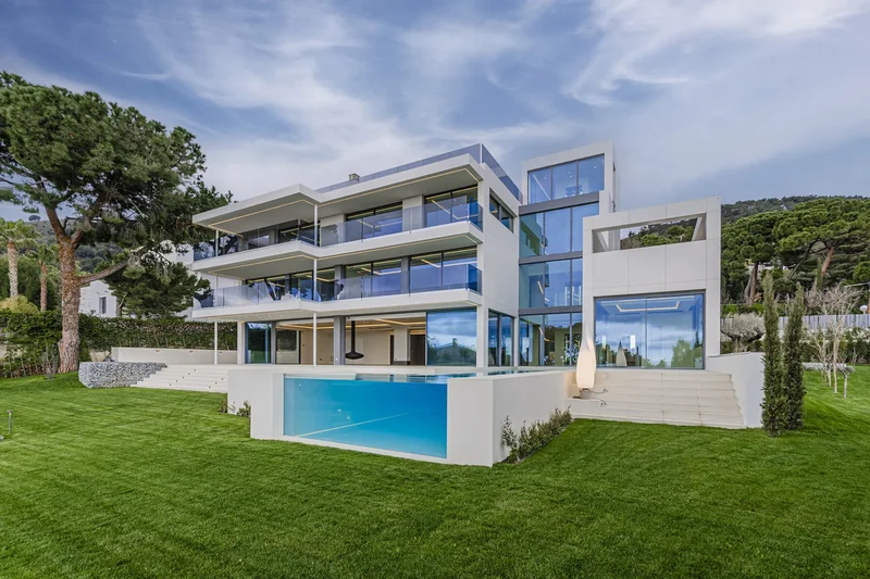 Exclusividad En Pedralbes: Villa Con Piscina, Spa Y Domótica Avanzada