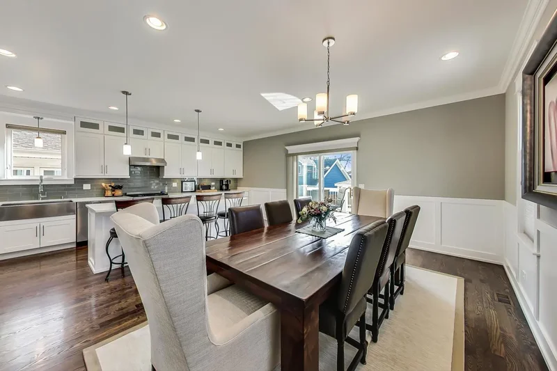 6555 N Oxford Avenue, Chicago, Illinois, United States. - Photo 6