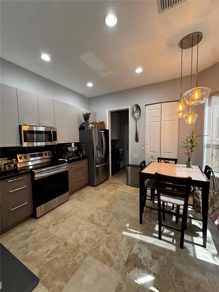 876 W Spinnaker Dr W, Hollywood, Florida, United States. - Photo 9