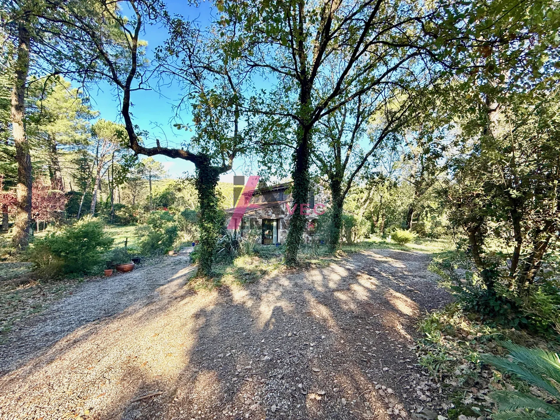 Exterior photo 5