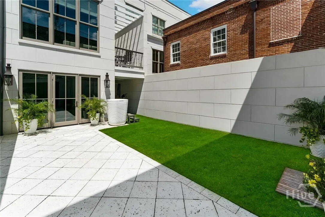 Exterior photo 5