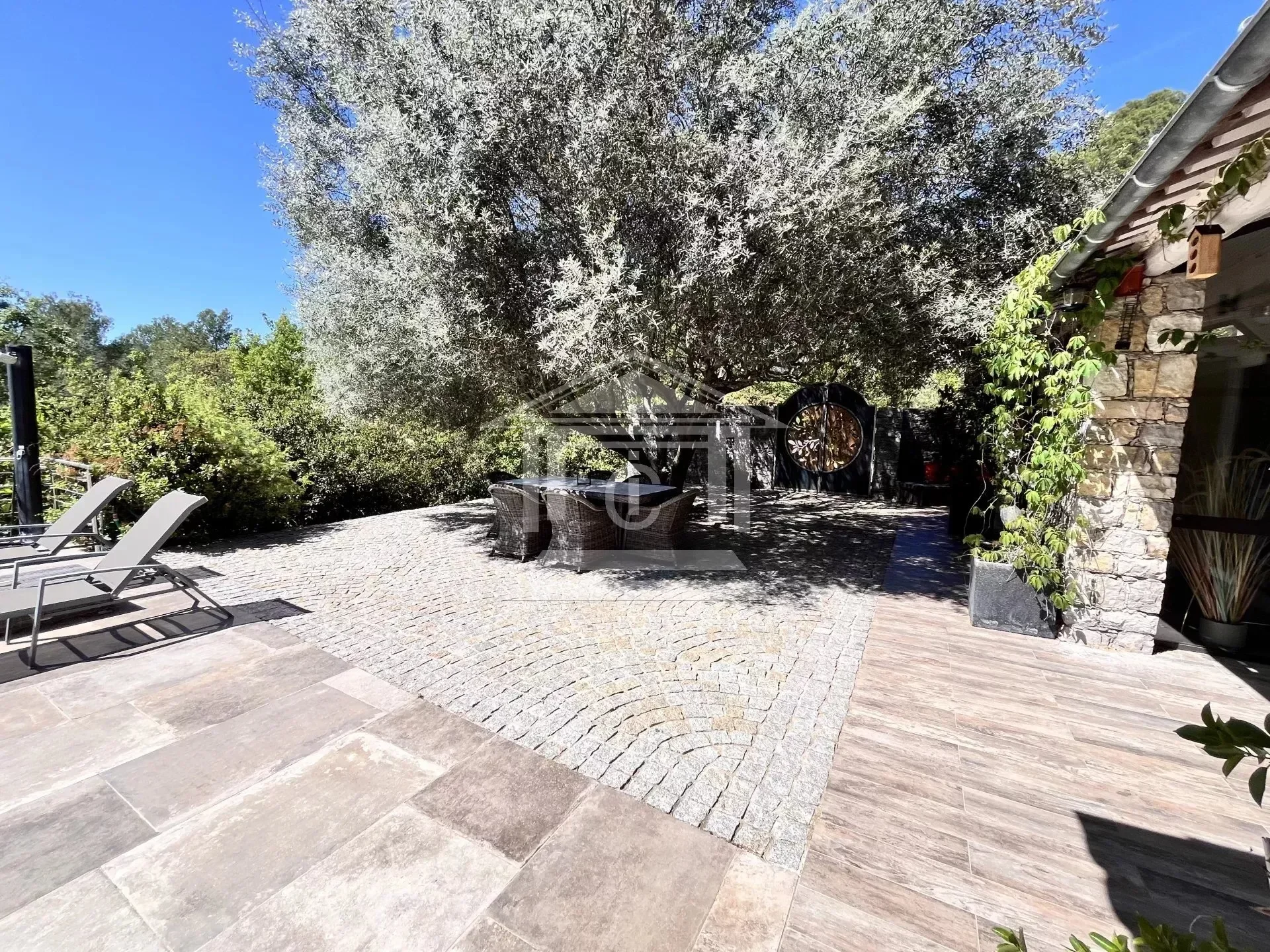 Exterior photo 4