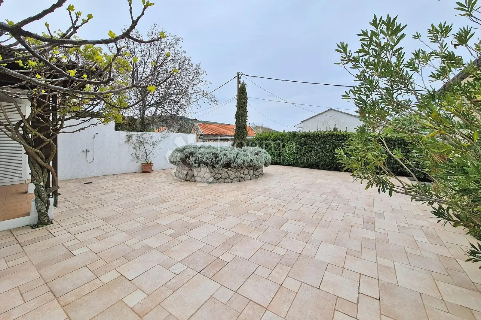 Exterior photo 9