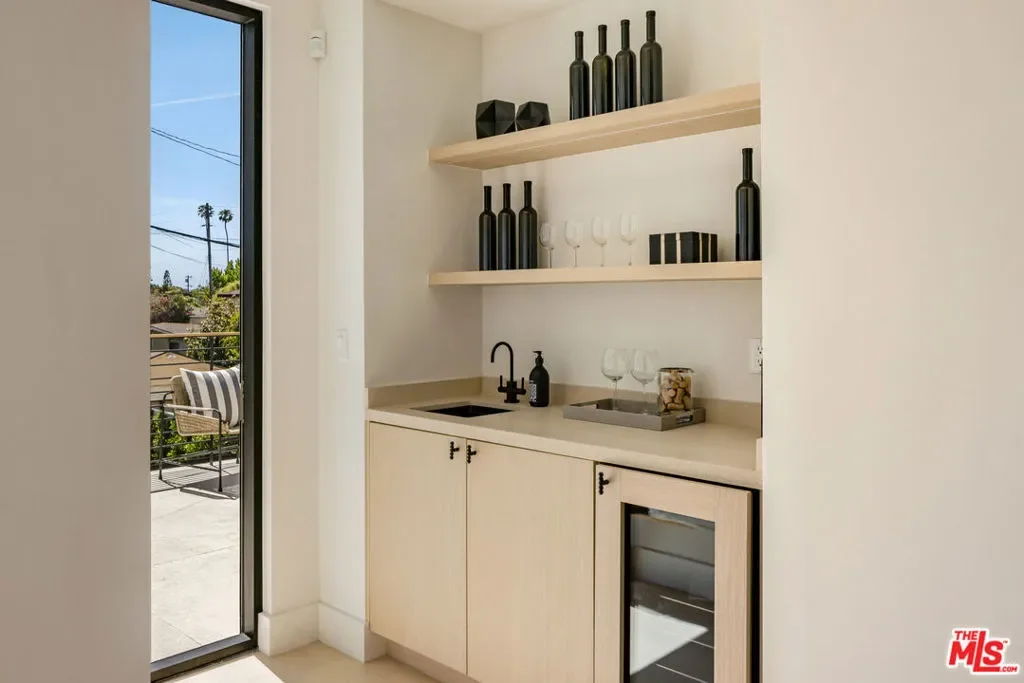 2115 Walnut Avenue, Los Angeles, California, United States. - Photo 6
