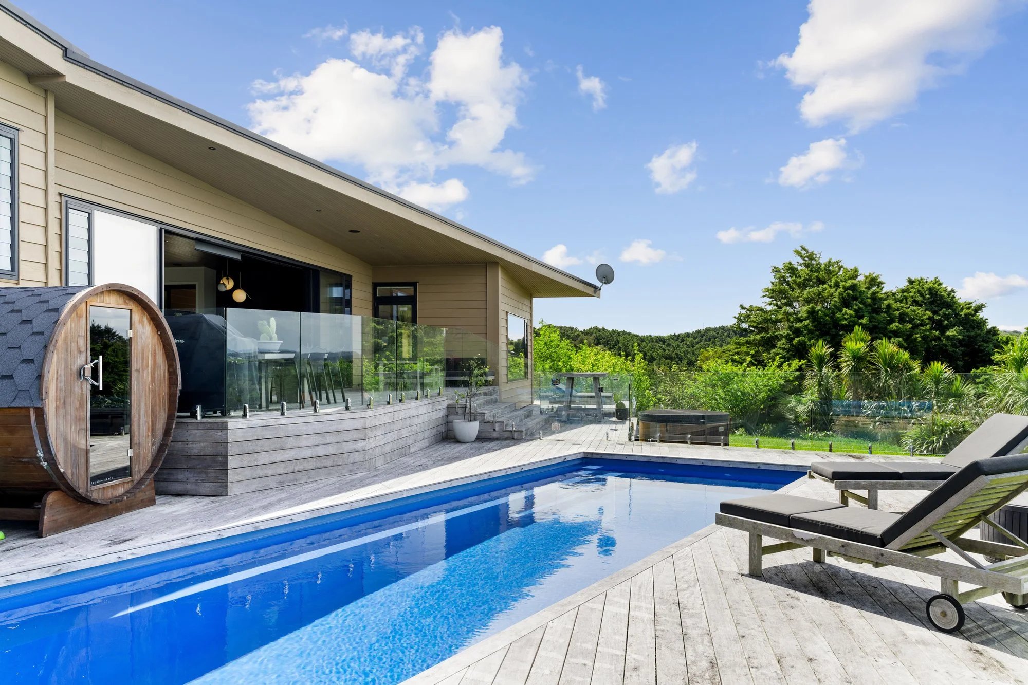 Exterior photo 6