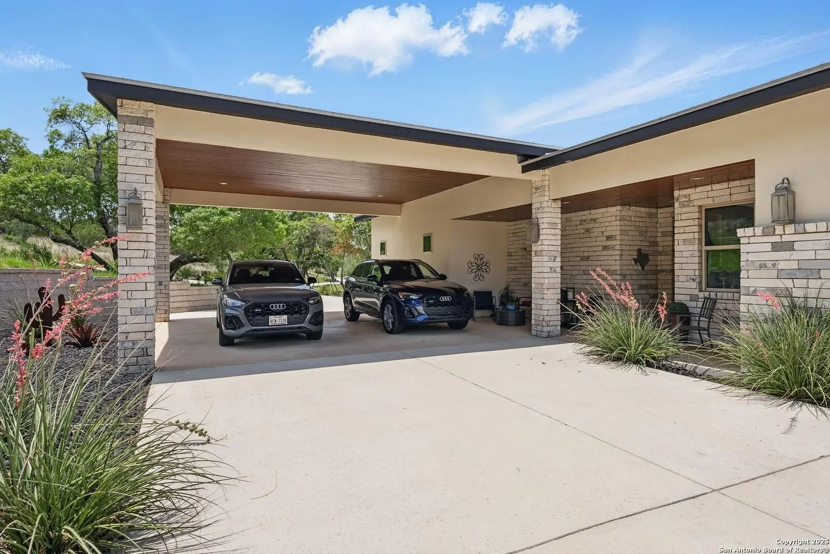Exterior photo 6