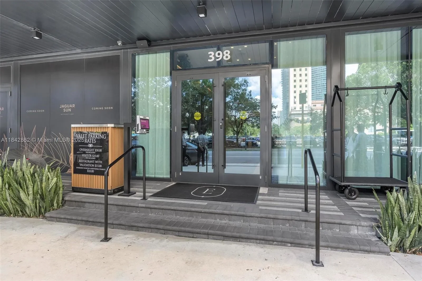 398 NE 5th St 1711, Miami, Florida, United States. - Photo 4