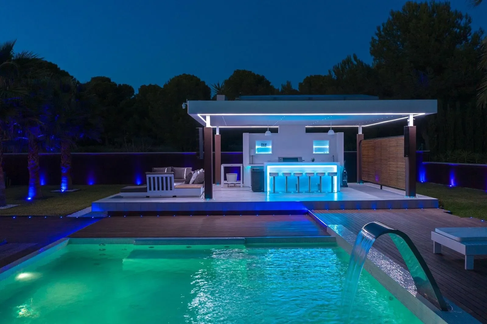 Exterior photo 2