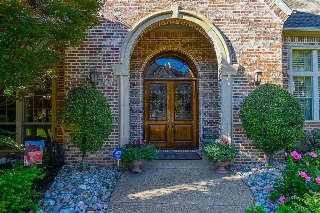 702 Sussex Court, Grapevine, Texas, United States. - Photo 3